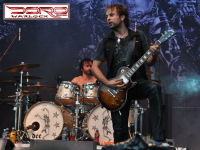 Kytarista Luca Princiotta v pozadí s bubeníkem Johnnym Dee