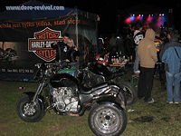 S Ladikem jsem se zvěčnila u loga Harley-Davidson, v pozadí s jevištěm a partou vpravo