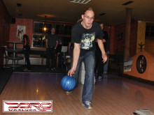 Tom mete bowlingové koule