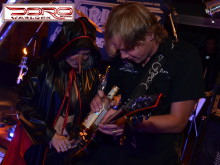 Pasáž s představením jednotlivých členů, druhým je Hanes s kytarovýma rekvizitama
