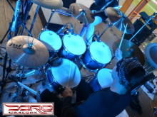 Modrá LED světla podtrhují Tibasovy modré bicí