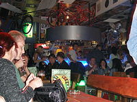 Pohled na bar nádherně vybaveného klubu 3nec Café