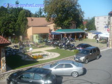 Pohled na část areálu z baru