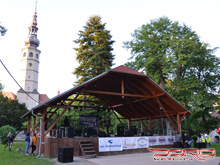 Pohled na připravované podium v tovačovské zámecké zahradě