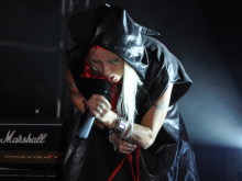 Vypůjčená čarodějnická kutna dokonale ztvárnila symbol této kapely čaroděje WARLOCK