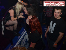 S dalším kamarádem Marou z brněnské fans party zpívám All We Are