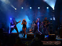 Doro band sype heavy metal do čekyňských luhů a hájů